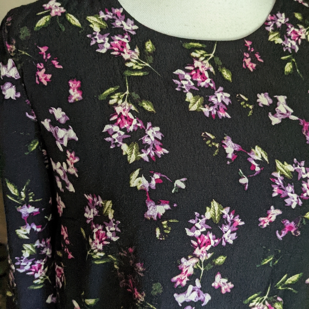 J.Jill Womens Small Black Purple Floral Asymmetrical Hem Blouse Keyhole Back 129 - Picture 2 of 6